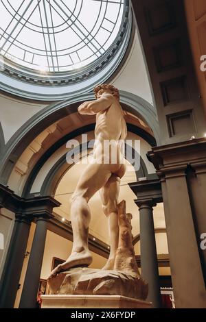 Firenze, Italia - 31 dicembre 2023: David, un capolavoro di scultura rinascimentale italiana, creato dal 1501 al 1504 da Michelangelo, alla Galleria dell'Accademia Foto Stock