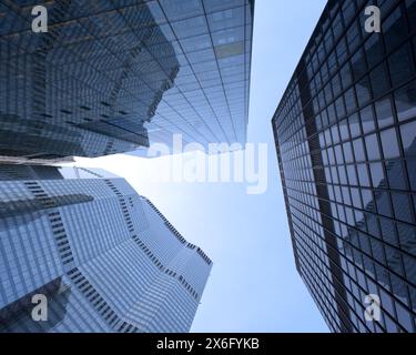 Splendida vista verso l'alto dei moderni grattacieli di vetro nel quartiere finanziario di Londra, che mostrano brillantezza architettonica e design urbano. Foto Stock