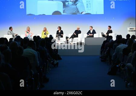 14 maggio 2024, Renania settentrionale-Vestfalia, Colonia: Thomas Lückerath, caporedattore DWDL.de (l-r), Dr. Nadine Bilke, Program Director, ZDF, Inga Leschek, Program Managing Director, RTL, Sabine de Mardt, Managing Director & Producer, Gaumont GmbH, Henrik Pabst, Managing Director e Chief Content Officer, Seven. One Entertainment Group, Dr. Christoph Schneider, Country Director DE/AT & Managing Director, Amazon Digital Germany GmbH, prime Video e Sascha Schwingel, CEO, UFA al panel del Media Summit: Lineare, su richiesta, gratuito o a pagamento - quali contenuti creeranno una nuova crescita? Ad Anagacom, l'Europa Foto Stock