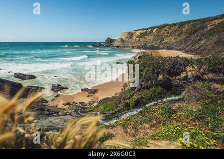 Alentejo, Portogallo. 28 aprile 2024. Der Praia da Amália ist ein feiner Sandstrand mit kleinem Wasserfall und pitoresken Felsformationen an der Westküste Portugals, Alentejo am 28.04.2024. // Praia da Amália è una spiaggia di sabbia fine con una piccola cascata e pittoresche formazioni rocciose sulla costa occidentale del Portogallo, Alentejo, il 28 aprile 2024. - 20240428 PD18881 credito: APA-PictureDesk/Alamy Live News Foto Stock