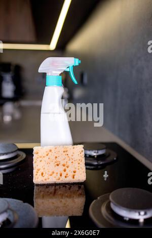 Spugna Orenge e strumenti per la cottura a gas in cucina. Foto Stock