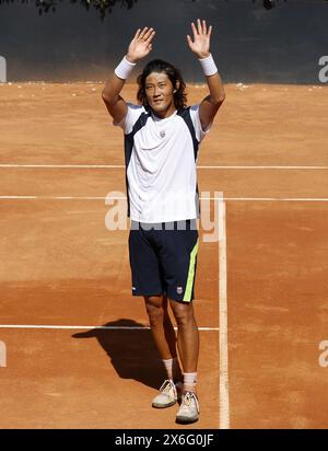 Roma, Italia. 14 maggio 2024. Zhang Zhizhen di Cina festeggia al termine del singolare maschile del 16° turno contro il brasiliano Thiago Monteiro all'Open d'Italia di Roma, 14 maggio 2024. Crediti: Alberto Lingria/Xinhua/Alamy Live News Foto Stock