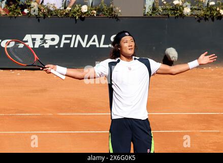 Roma, Italia. 14 maggio 2024. Zhang Zhizhen di Cina festeggia al termine del singolare maschile del 16° turno contro il brasiliano Thiago Monteiro all'Open d'Italia di Roma, 14 maggio 2024. Crediti: Alberto Lingria/Xinhua/Alamy Live News Foto Stock