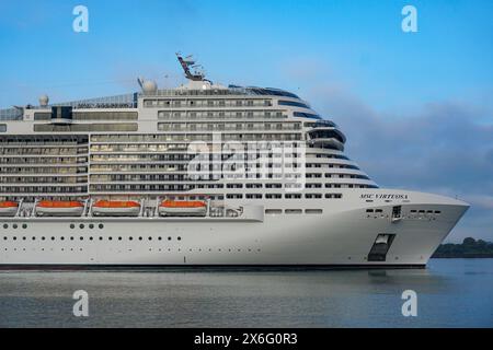 Southampton, Inghilterra, 24 giugno 2023 - imbarco della grande nave da crociera MSC Virtuosa all'arrivo al porto di Southampton. Settore dei viaggi in crociera Foto Stock