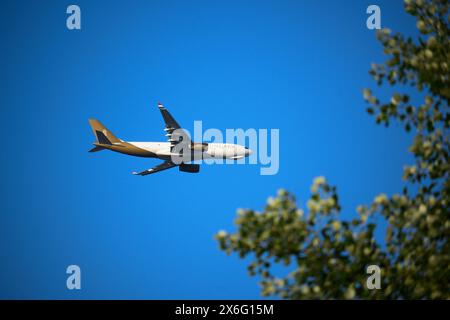 Ungherese Air Cargo Airbus A330 sopra il Városliget Foto Stock