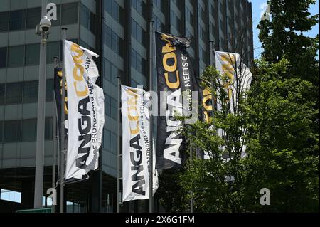 Colonia, Germania. 14 maggio 2024. Bandiere all'ingresso di ANGA COM, la fiera congressuale più importante d'Europa per la banda larga, la televisione e online. Crediti: Horst Galuschka/dpa/Alamy Live News Foto Stock