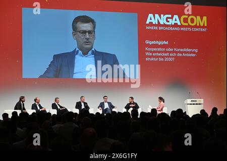 14 maggio 2024, Renania settentrionale-Vestfalia, Colonia: Michael Jungwirth Direttore delle politiche pubbliche Vodafone Germania (l-r), Timo von Lepel, Amministratore delegato NetCologne Gesellschaft für Telekommunikation mbH, Jens Prautzsch, CEO, Unsere Grüne Glasfaser GmbH & Co KG, Jan Georg Budden, CEO e co-fondatore, Deutsche GigaNetz GmbH. Andreas Pfisterer, CEO Deutsche Glasfaser, Wolfgang Metze, Managing Director Private customers, Telekom Deutschland, Isabelle Körner, moderatrice del panel sul tema "Gigabit Summit: Cooperazione o consolidamento - come si svilupperà la struttura del provider entro il 2030?" Su ANGA COM, Foto Stock