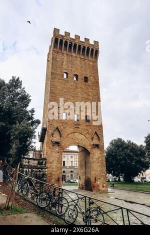 Porta San Niccolo, una torreggiante porta di pietra dalle mura fortificate di Firenze del 1300 Foto Stock