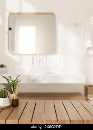 Uno spazio per mostrare prodotti su un tavolo di legno in un moderno e lussuoso bagno bianco con lavandino in marmo bianco e un grande specchio sul Foto Stock