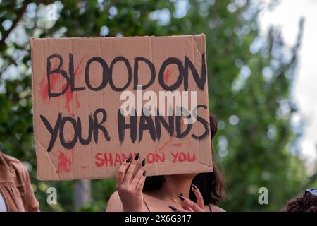 Billboard Blood on Your Hands alla Student Demonstration Free Palestinian presso l'UVA University Amsterdam Paesi Bassi 13-5-2024 Foto Stock