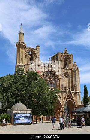 FAMAGOSTA, CIPRO DEL NORD, 8 MAGGIO 2024: Persone non identificate che camminano intorno alla Moschea di Lala Mustafa Pasha Foto Stock