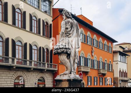 Firenze, Italia - 31 dicembre 2023: Statua su un ponte nel centro di Firenze Foto Stock