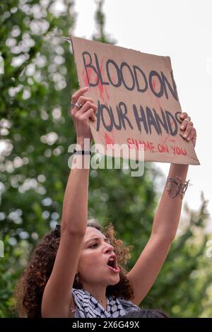 Donna con affissioni Blood on Your Hands alla Student Demonstration Free Palestinian presso l'UVA University di Amsterdam Paesi Bassi 13-5-2024 Foto Stock