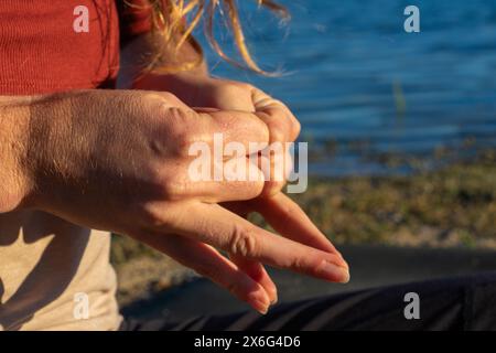 Gesto della mano in Meditazione sul lago Foto Stock