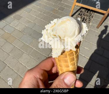 cono gelato su una mano Foto Stock