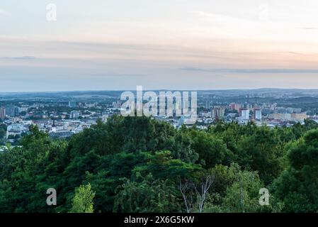 Vista della città di Ostrava dalla collina Halda Ema nella repubblica Ceca durante la sera estiva Foto Stock