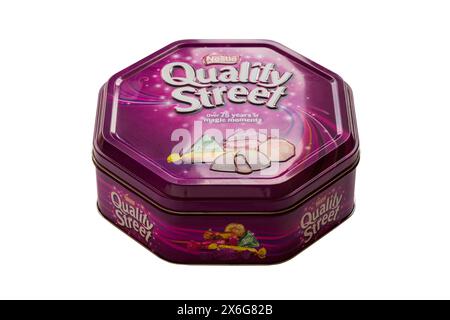 Tin of Nestle Quality Street cioccolatini dolci stagno metallico isolato su sfondo bianco - oltre 75 anni di momenti magici Foto Stock