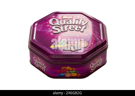 Tin of Nestle Quality Street cioccolatini dolci stagno metallico isolato su sfondo bianco - oltre 75 anni di momenti magici Foto Stock