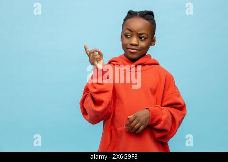 Carino ragazzo afroamericano con cappuccio arancione Foto Stock