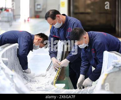 (240515) -- SHENYANG, 15 maggio 2024 (Xinhua) -- i membri del personale preparano componenti per aeromobili presso uno stabilimento di Rhyxeon General Aircraft Co., Ltd. A Shenyang, provincia di Liaoning, nella Cina nord-orientale, 13 maggio 2024. L’economia a bassa quota sta emergendo come precursore nello sviluppo di nuove forze produttive di qualità in tutta la Cina. Shenyang, uno dei più antichi hub industriali del paese, noto soprattutto per il settore aerospaziale R&S e manifatturiero, ha stabilito una robusta catena industriale che fornisce una solida base per lo sviluppo dell'economia a bassa quota. L'economia a bassa quota è una co-economia Foto Stock