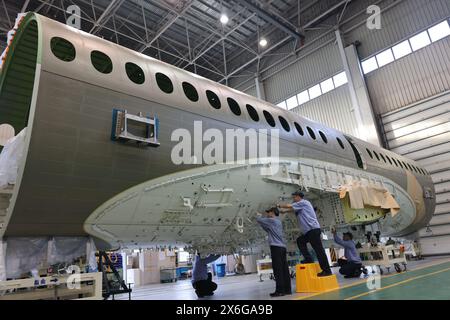 (240515) -- SHENYANG, 15 maggio 2024 (Xinhua) -- i membri del personale assemblano la fusoliera di un aeromobile presso uno stabilimento della AVIC SAC Commercial Aircraft Company Ltd. A Shenyang, provincia di Liaoning della Cina nord-orientale, 25 aprile 2024. L’economia a bassa quota sta emergendo come precursore nello sviluppo di nuove forze produttive di qualità in tutta la Cina. Shenyang, uno dei più antichi hub industriali del paese, noto soprattutto per il settore aerospaziale R&S e manifatturiero, ha stabilito una robusta catena industriale che fornisce una solida base per lo sviluppo dell'economia a bassa quota. L'economia a bassa quota Foto Stock