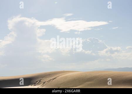 Consistenza di dune nel deserto sabbia a forma di onda sul cielo blu terrestre con nuvole, deserto Foto Stock