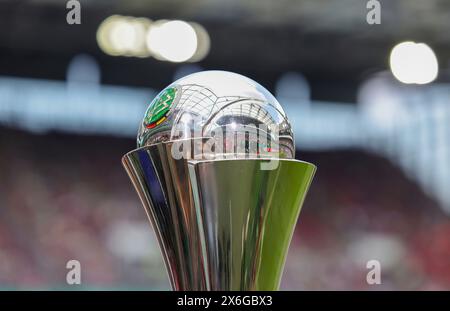 Colonia, Germania. 9 maggio 2024. firo : 09.05.2024, calcio, calcio femminile, calcio femminile, calcio femminile, stagione 2023/2024, DFB Cup, finale di coppa femminile, finale, FC Bayern Monaco - VfL Wolfsburg la DFB Cup, coppa femminile, trofeo Credit: dpa/Alamy Live News Foto Stock