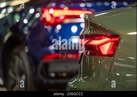 Le luci posteriori brillano al buio. sfondo luminoso bokeh. Primo piano Foto Stock