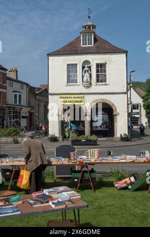 Raccolta fondi 2020s Regno Unito. Libri indesiderati gratuiti un negozio gratuito e un evento "porta e porta con te" alla chiesa di St James, Dursley. Market Square Building Gloucestershire, Inghilterra 2024 HOMER SYKES Foto Stock