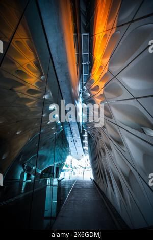 Un percorso stretto tra le strutture del Broad Museum nel centro di Los Angeles, California Foto Stock