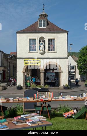 Libri indesiderati gratuiti, un negozio gratuito, un evento da regalare alla chiesa di St James, Dursley. Market Square Building Gloucestershire, Inghilterra, anni '2024 2020, HOMER SYKES Foto Stock