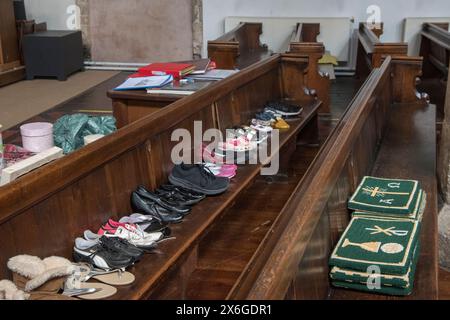 Freegle, un negozio gratuito da portare con sé o da regalare a un evento presso la St James Church di Dursley. Beni domestici indesiderati, giocattoli per bambini vestiti portati e presi, riciclare cose. Ospitato dall'Eco Group della chiesa, non buttarlo via, dategli via. Gloucestershire, Inghilterra 2024 2020s HOMER SYKES Foto Stock