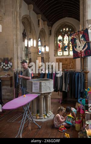 Freegle, un negozio gratuito da portare con sé o da regalare a un evento presso la St James Church di Dursley. Beni domestici indesiderati, giocattoli per bambini vestiti portati e presi, riciclare cose. Ospitato dall'Eco Group della chiesa, non buttarlo via, dategli via. Gloucestershire, Inghilterra 2024 2020s HOMER SYKES Foto Stock