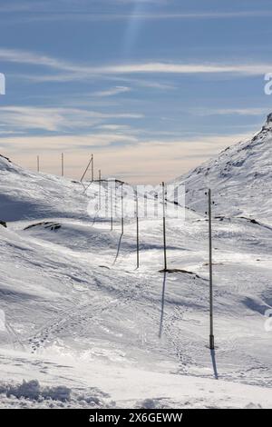 Spettacolare paesaggio del passo Bernina in Svizzera in una giornata invernale con tanto sole. Tutte le montagne sono ricoperte di molta neve. NoBo Foto Stock