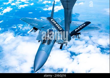 Un KC-135 Stratotanker con il 121st Air Refueling Wing rifornisce un F-15E Strike Eagle, assegnato al 4th Fighter Wing, sopra i cieli di North Carol Foto Stock