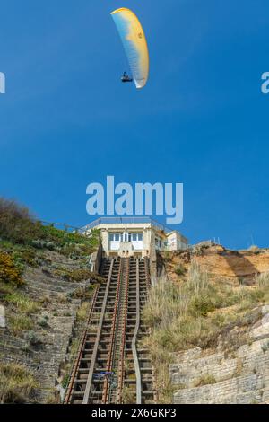 East Cliff, Bournemouth, Regno Unito - 29 aprile 2023: Parapendio sulla East Cliff Railway o sull'East Cliff Lift. La funicolare fu aperta nel 1908. Foto Stock