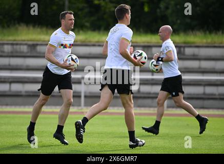 Offenbach, Germania. 15 maggio 2024. I due arbitri del Campionato europeo tedesco Felix Zwayer (l) e Daniel Siebert (M) sono in azione insieme ad Anthony Taylor dall'Inghilterra in un workshop preparatorio UEFA per il Campionato europeo di calcio. L'EURO 2024 prende il via il 14 giugno 2024. Credito: Arne Dedert/dpa/Alamy Live News Foto Stock