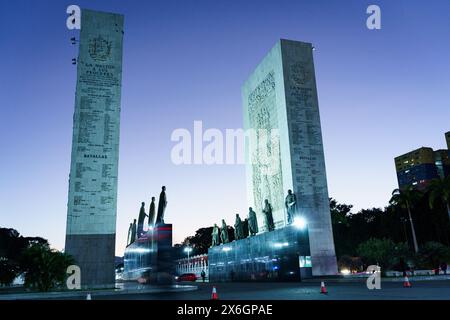 Caracas, Venezuela, 5 dicembre 2024: Vista del monumento "Paseo Los Próceres" (passeggiata degli Eroi) accanto a Fort Tiuna al tramonto. Iconica S Foto Stock