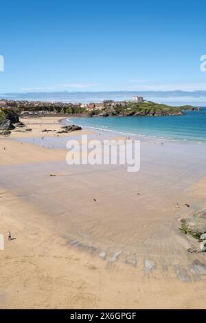 Una vista sulla Great Western GT Western Beach sulla spiaggia di Towan e Towan Headland sulla costa di Newquay in Cornovaglia nel Regno Unito. Foto Stock