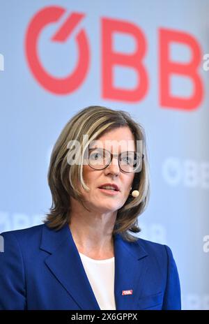 ÖBB CFO Manuela Waldner venerdì 26 aprile 2024, alla conferenza stampa sul bilancio di ÖBB "risultati annuali 2023" a Vienna, Austria. - 20240426 PD3500 Foto Stock