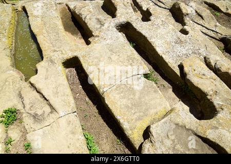 Tombe scavate nella roccia nella chiesa di San Juan a Uncastillo, Aragona in Spagna. Foto Stock