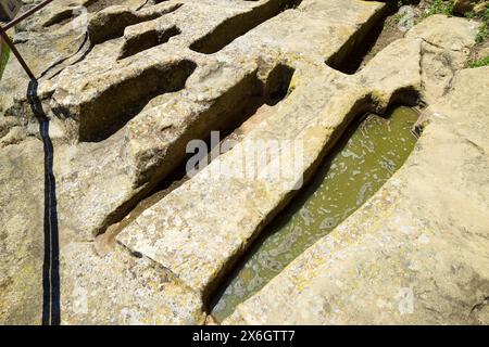 Tombe scavate nella roccia nella chiesa di San Juan a Uncastillo, Aragona in Spagna. Foto Stock