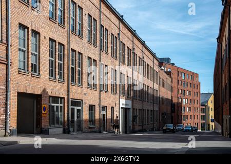 Yllefabriken a Norrköping, in Svezia, è un vecchio stabilimento tessile riqualificato in condomini sul lungomare. Foto Stock