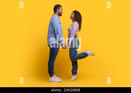 Un uomo e una donna che si tengono per mano Foto Stock