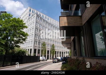 Riqualificazione di Wood Crescent a White City il 9 maggio 2024 a Londra, Regno Unito. White City è un distretto nella parte settentrionale di Shepherds Bush nel London Borough of Hammersmith and Fulham. Il quartiere ha preso il nome dal rivestimento in marmo bianco utilizzato negli edifici durante diverse mostre quando l'area fu sviluppata per la prima volta, tra i primi anni '1900 White City è attualmente sotto un massiccio programma di riqualificazione, con alti edifici di appartamenti che si innalzano appena a est di Wood Lane. Foto Stock