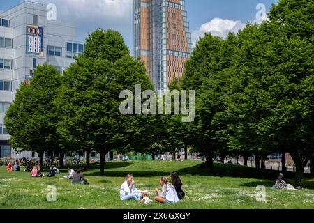 Gli studenti che frequentano il campus dell'Imperial College London White City, edificio F che si affaccia su White City Place il 9 maggio 2024 a Londra, Regno Unito. White City Place è il nome dato alla collezione di edifici precedentemente noti come BBC Media Village. Il blocco F è una torre residenziale di 35 piani con quasi 200 appartamenti per ospitare personale chiave presso l'università nel campus, dove sono stati costruiti dieci nuovi edifici per la ricerca, l'insegnamento e altre attività chiave. White City è un distretto nella parte settentrionale di Shepherds Bush nel London Borough of Hammersmith and Fulham. T Foto Stock