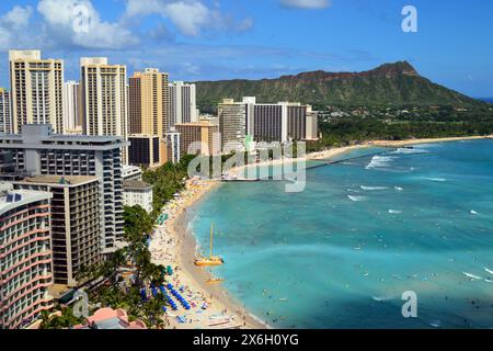 Un'ampia vista aerea delle sabbie sulla spiaggia di Waikiki Beach. Le Hawaii si estendono oltre gli hotel e i resort fino a Diamond Head Mountain Foto Stock