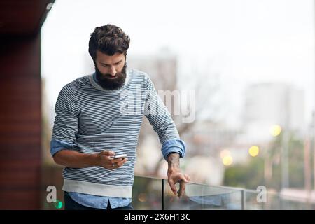 Uomo d'affari, digitazione e online con il telefono per la creazione di siti Web, ricerche creative o networking. Giovane professionista, dipendente o analista digitale Foto Stock