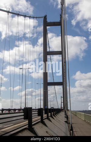 Hessle, Regno Unito, 14 aprile 2024: Una vista del ponte Humber, attraverso l'estuario dell'Humber da East Riding of Yorkshire a Lincolnshire Foto Stock