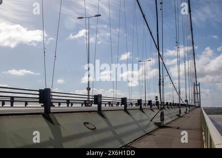 Hessle, Regno Unito, 14 aprile 2024: Una vista del ponte Humber, attraverso l'estuario dell'Humber da East Riding of Yorkshire a Lincolnshire Foto Stock